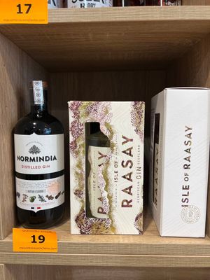 des bouteilles de vin et des cartons sur une étagère dans un magasin