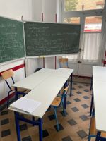 Ensemble des tables et chaises d'écoliers plateau bois struc… (photo 6)