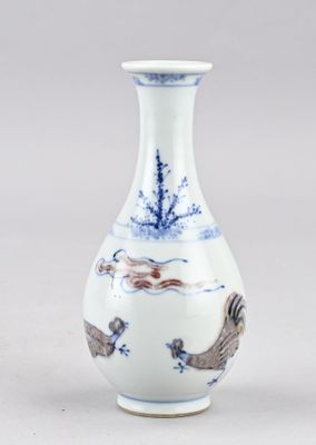 un petit vase orné d'un oiseau, posé sur une table