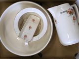 une boîte contenant une tasse et une assiette