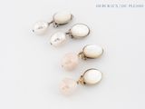 trois paires de boucles d'oreilles en perles et argent posées sur un fond blanc