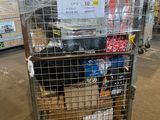 un chariot contenant beaucoup d'articles dans un entrepôt