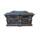 une vieille boîte en bois ornée de sculptures et de gravures
