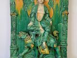 une statue d'un homme assis sur une table