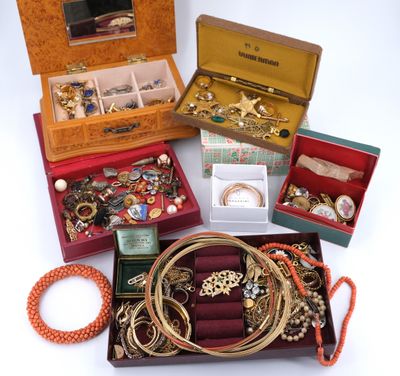 de nombreux types de bijoux différents dans une boîte