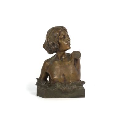 statue en bronze représentant une femme tenant un oiseau, sur fond blanc