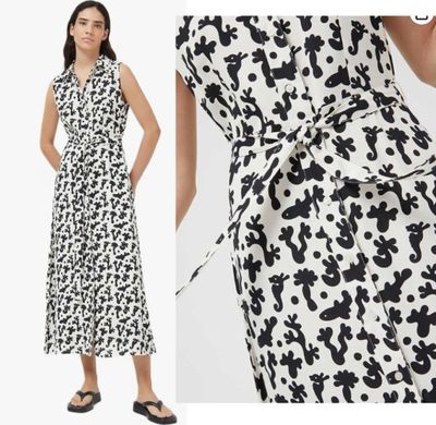 une femme vêtue d'une robe noire et blanche et de sandales