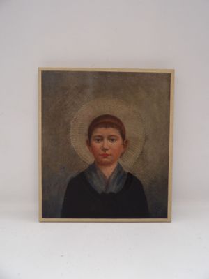 portrait d'un jeune garçon vêtu d'une chemise noire et auréolé d'une auréole blanche