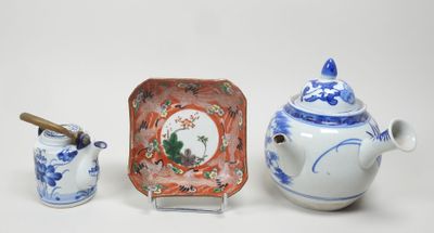 trois pièces de poterie chinoise, à savoir une théière, une théière et une soucoupe