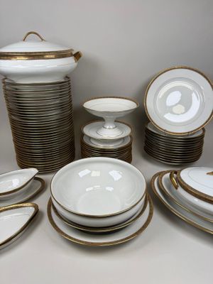 beaucoup d'assiettes et de bols sur la table