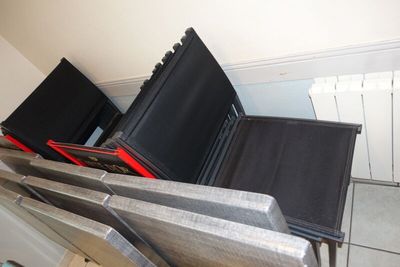 une pile de valises posée sur un réfrigérateur