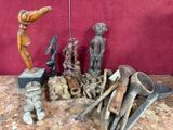 de nombreuses sculptures sur bois de différents types posées sur une table
