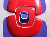 une photo d'une photo d'un téléphone rouge et bleu