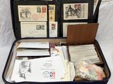 une valise remplie de courrier et de timbres posée sur une surface blanche