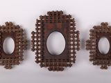 trois œuvres d'art accrochées au mur