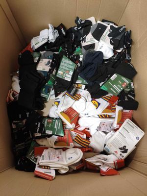 une boîte en carton remplie de vêtements et d'autres objets
