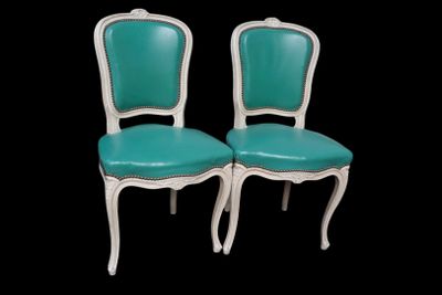 une paire de fauteuils en cuir turquoise avec une structure blanche et des pieds en bois