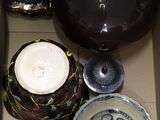 une boîte contenant de nombreux objets en verre