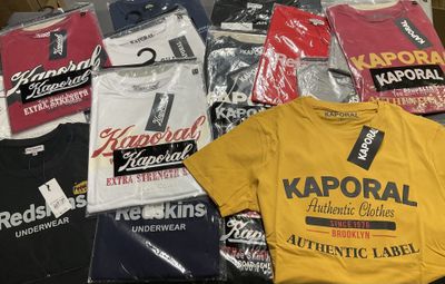 un grand nombre de t-shirts posés sur une table