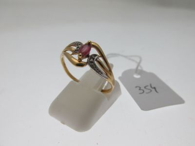 une image représentant une bague en or ornée d'un rubis au centre