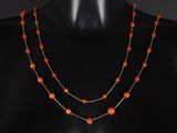 un collier de perles orange sur un mannequin mannequin mannequin mannequin mannequin mannequin mannequin mannequin mannequin mannequin