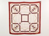 une écharpe rouge et blanche accrochée à un mur