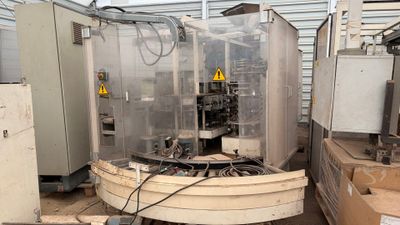 une machine placée au milieu d'une pièce