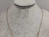 un collier à chaîne en or sur un mannequin mannequin mannequin mannequin mannequin mannequin mannequin mannequin mannequin mannequin
