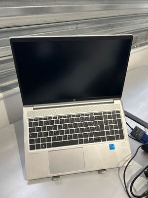 un ordinateur portable posé sur une table