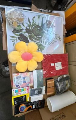 une pile d'objets posés sur un carton