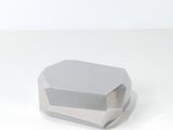 gros plan d'un objet métallique sur une surface blanche