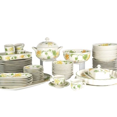 une photo représentant un assortiment d'assiettes, de tasses et de soucoupes