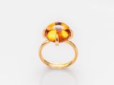 Gros plan sur une bague ornée d'une pierre jaune