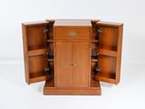 une photo d'une armoire en bois dont les deux portes sont ouvertes