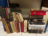 de nombreux livres empilés sur le sol