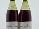deux bouteilles de vin posées l'une à côté de l'autre sur une table