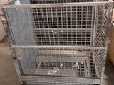 une cage métallique posée sur une table