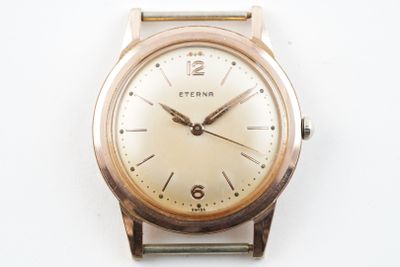 une image d'un gros plan d'une montre-bracelet sur une surface blanche