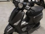 un scooter garé dans un garage
