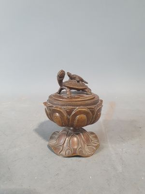 deux oiseaux perchés sur un bol posé sur une table