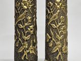une paire de vases anciens en laiton ornés d'oiseaux et de fleurs