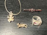 un collier, un bracelet et une bague posés sur une table