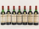 six bouteilles de vin sont alignées sur une table