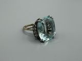 Gros plan sur une bague ornée d'une topaze bleue