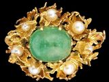 une broche en émeraude et perles, ornée de feuilles en or et de perles
