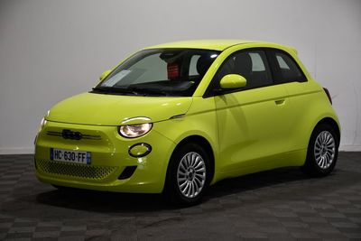 une Smart jaune garée dans une pièce au sol à carreaux