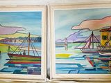 deux tableaux représentant des bateaux, posés sur le rebord d'une fenêtre à côté d'une horloge