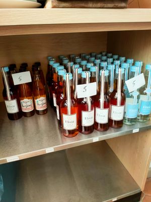 de nombreuses bouteilles d'alcool posées sur une étagère dans un magasin