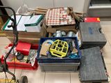 une pile d'objets hétéroclites sur le sol d'une pièce