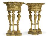 une paire de vases anciens en laiton sur socles, sur fond blanc